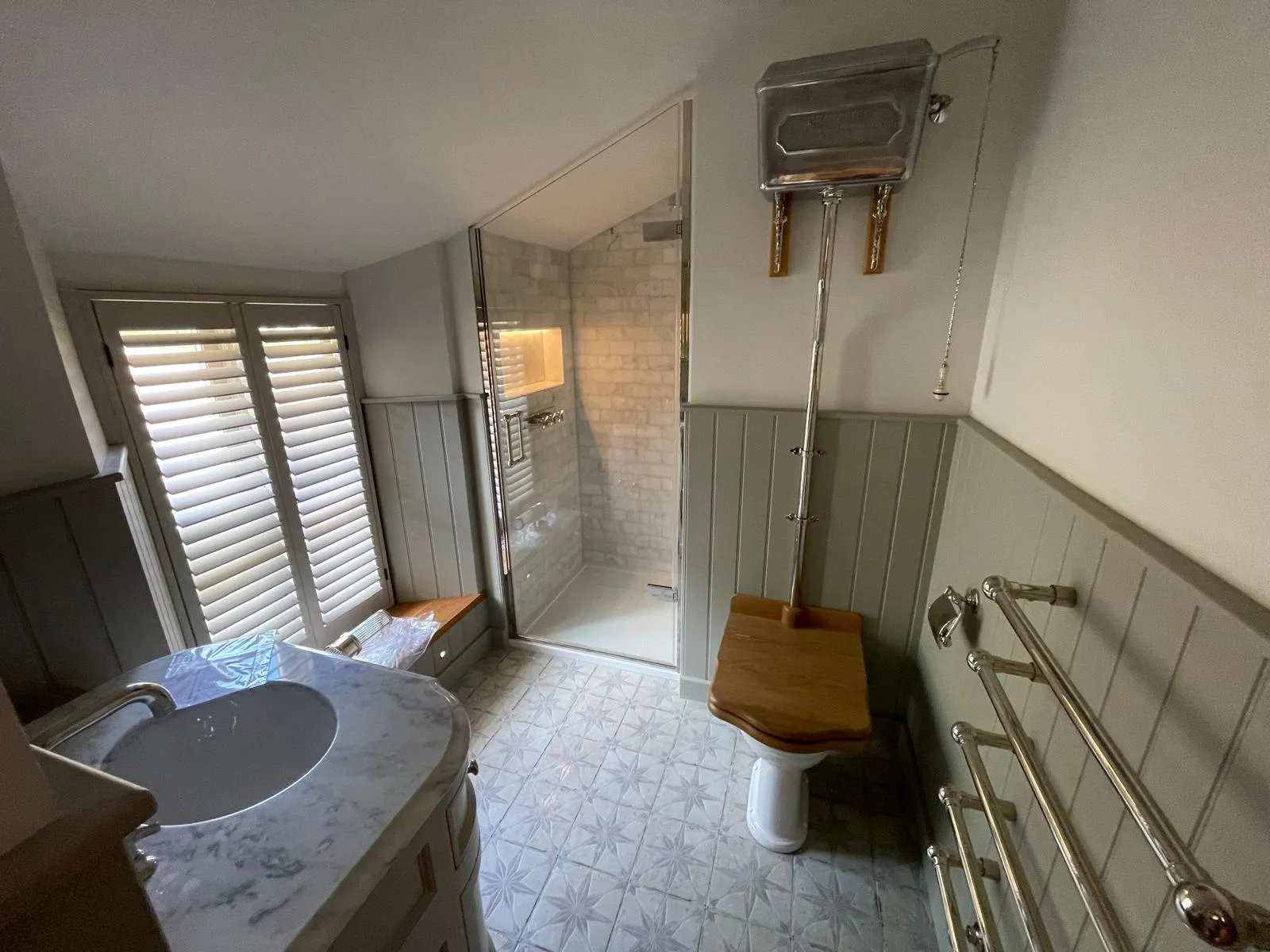 Panelled period bathroom, photo 2 of 2